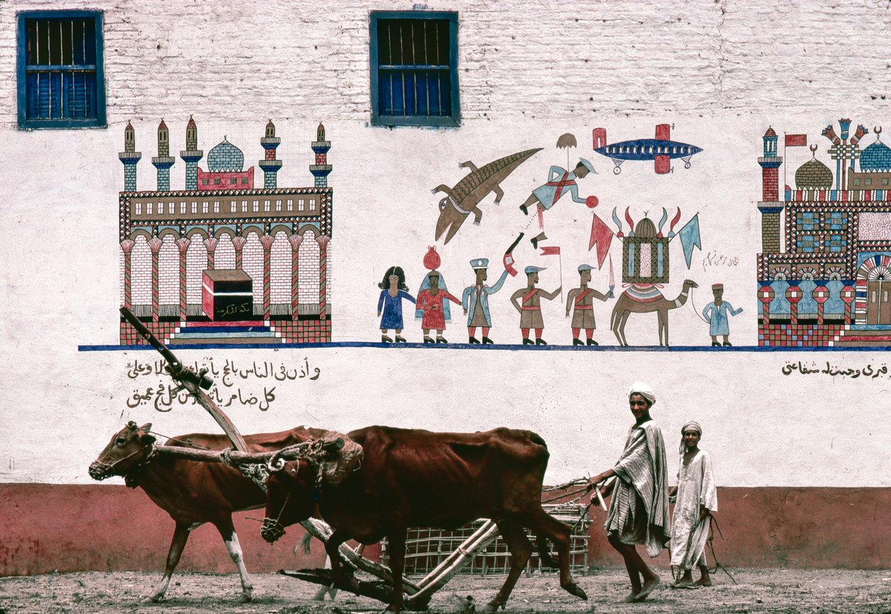 Gemaltes Wandbild auf einer Stuckwand eines Bauernhauses in Luxor erinnert an die frühen Jahre des Bauern von Thomas J. Abercrombie