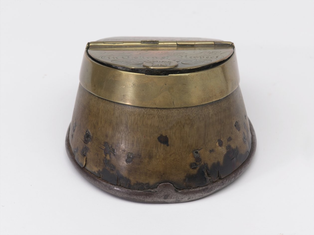 Tintenfass aus einem Pferdehuf, gehörte Kapitän William Tyrwhitt Drake, Royal Horse Guards, ca. 1829 von Thomas Lee