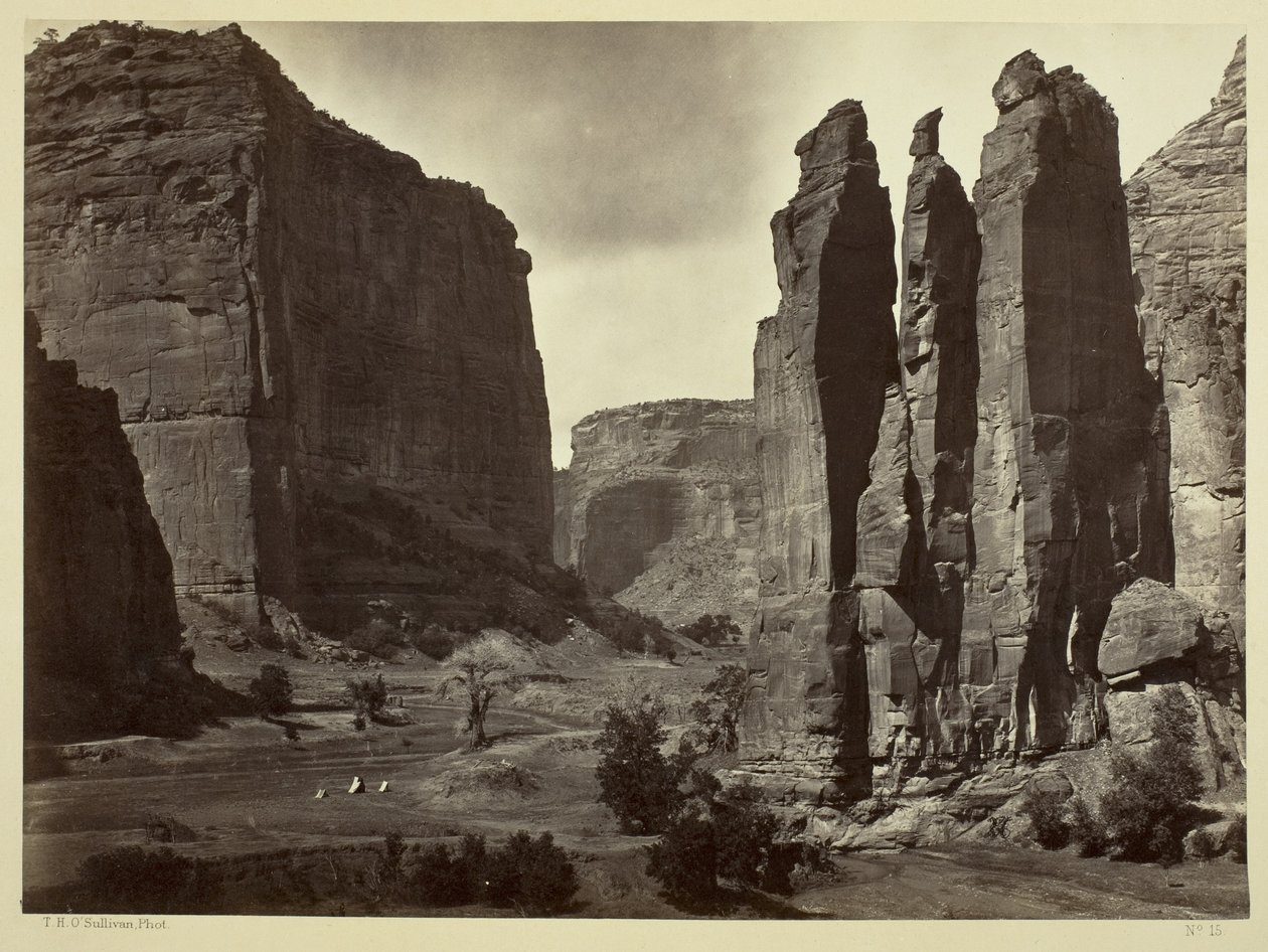 Cañon de Chelle, Wände des Grand Cañon, etwa 1200 Fuß hoch, 1873 von Timothy OSullivan