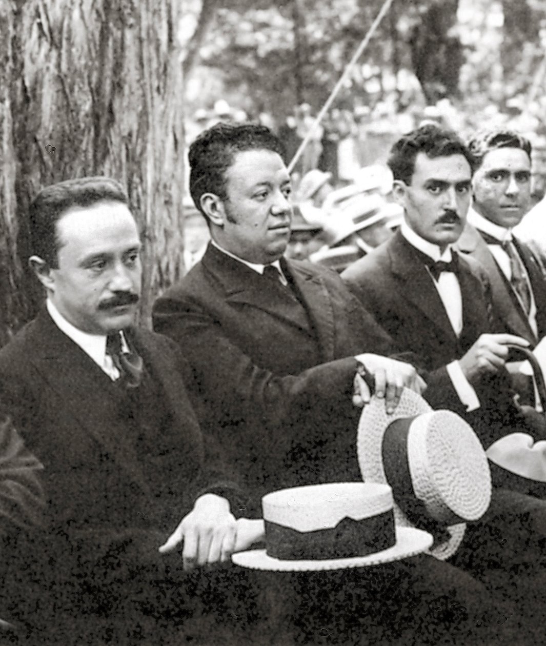 Jose Vasconcelos und Diego Rivera während einer Veranstaltung im Freien im Chapultepec-Park, Mexiko-Stadt, 1921 von Tina Modotti