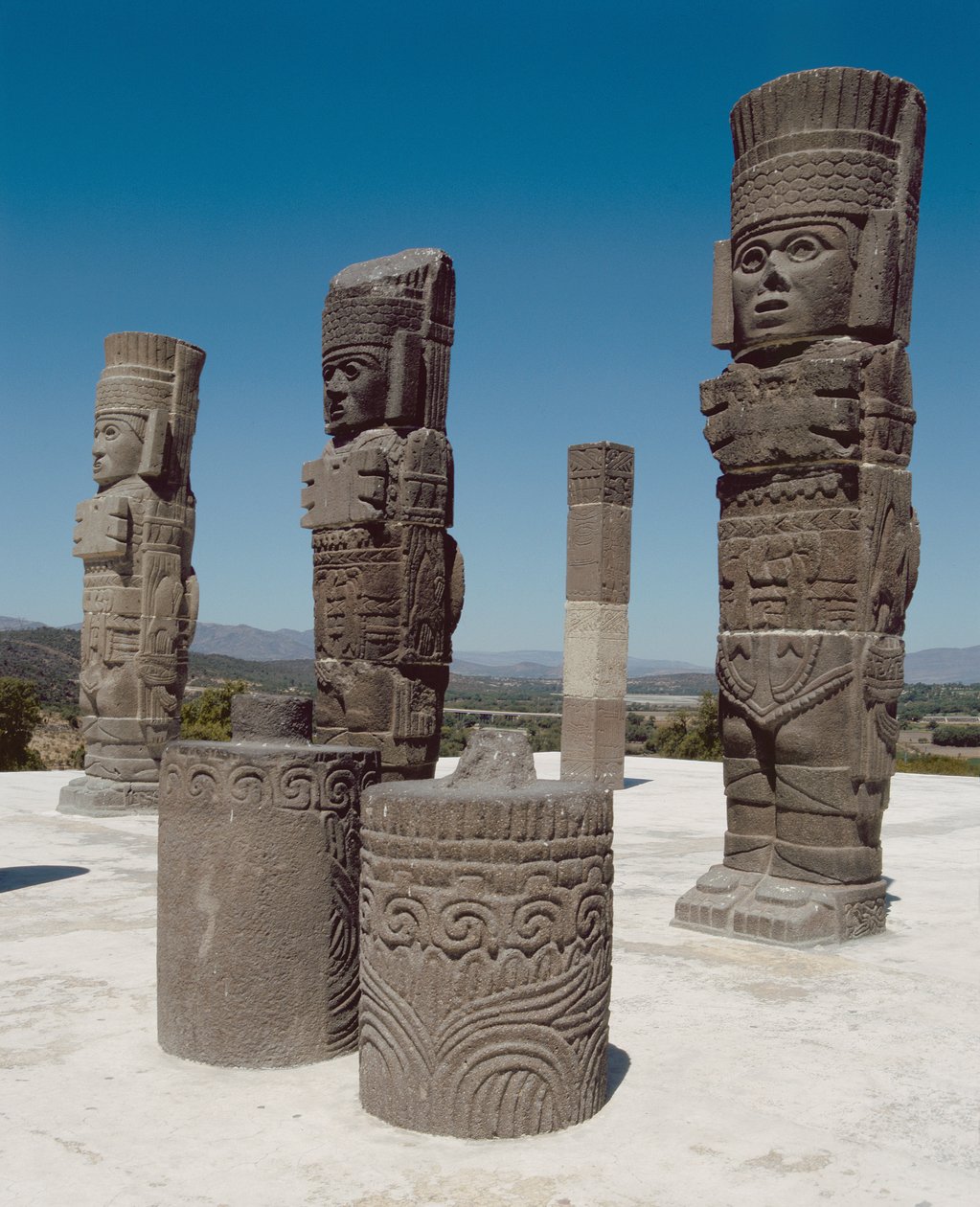 Die atlantischen Säulen auf der Spitze der Pyramide B, präkolumbisch von Toltec