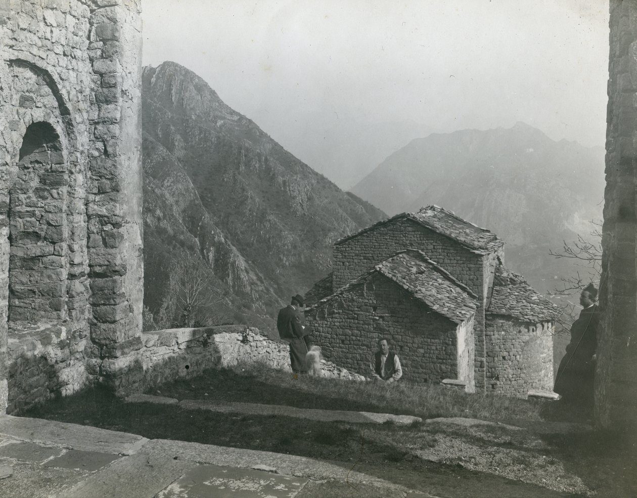 Abtei von San Pietro al Monte, Civate, Lombardei, Italien, Fotografie von Ugo Monneret de Villard, um 1910 von Ugo Monneret de Villard