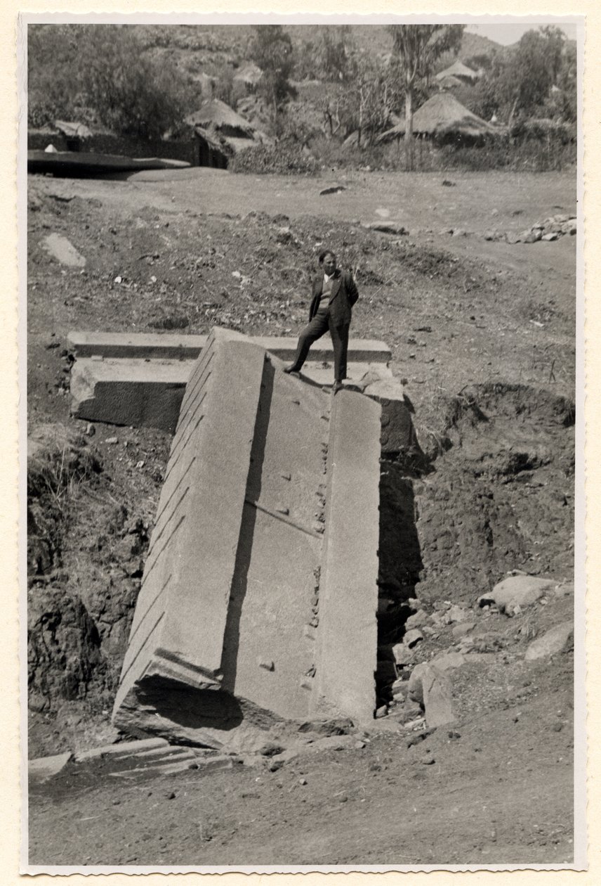 Fragment einer Stele, Axum, Äthiopien, Fotografie von Ugo Monneret de Villard von Ugo Monneret de Villard