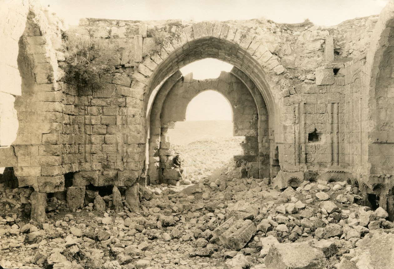 Innenraum der byzantinischen Basilika, Amman, Jordanien, Fotografie von Ugo Monneret de Villard, circa 1920 von Ugo Monneret de Villard