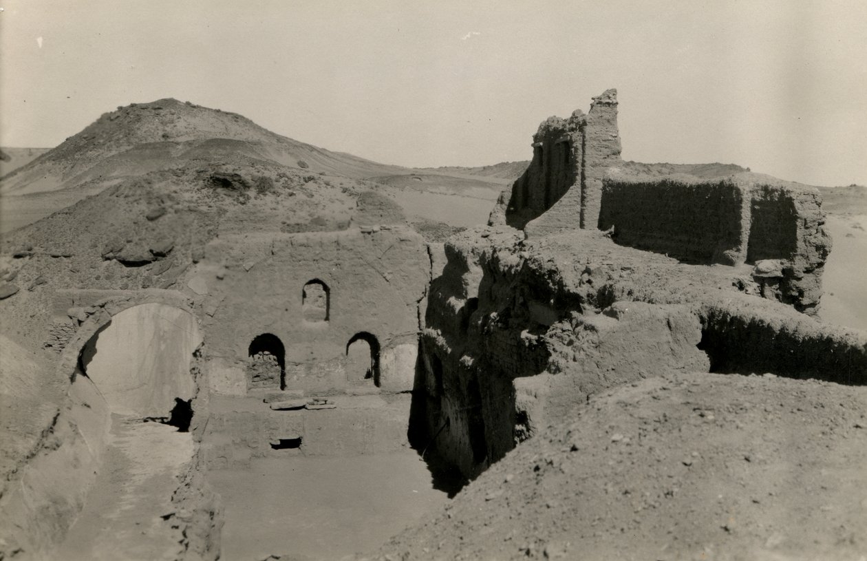 Großer Turm (Qasr) des Klosters St. Simeon, Blick auf den Durchgang vor der Ausgrabung, Assuan, Ägypten, Fotografie von Ugo Monneret de Villard von Ugo Monneret de Villard
