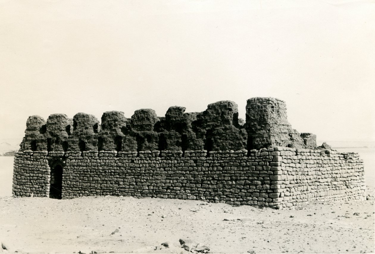 Ruinen der Kirche nahe dem Nil, Adendan, Ägypten, Fotografie von Ugo Monneret de Villard von Ugo Monneret de Villard