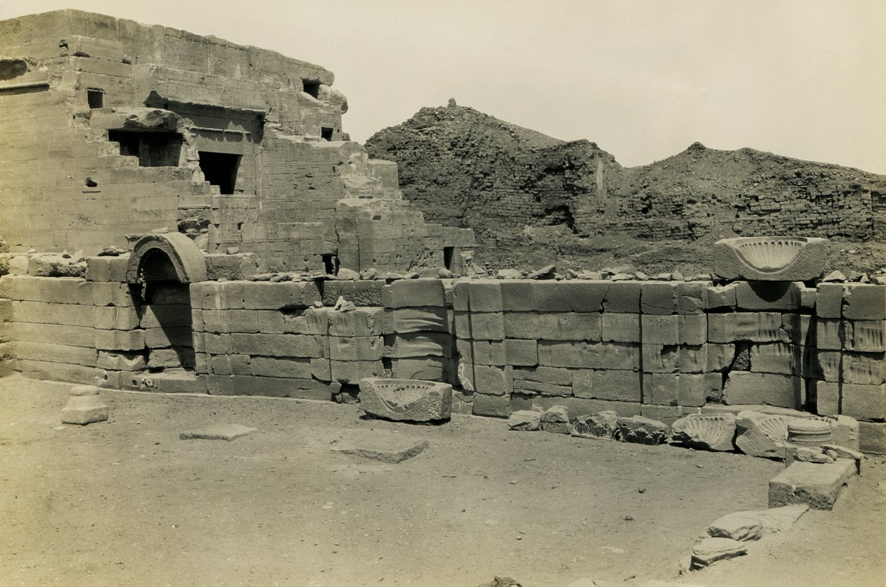 Ruinen der koptischen Kirche in der Nähe des Hathor-Tempels, Dendera, Ägypten, Fotografie von Ugo Monneret de Villard von Ugo Monneret de Villard