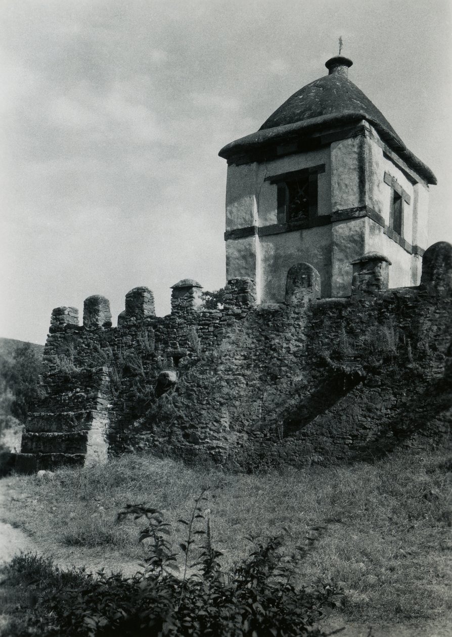 Seitenturm der Kirche Unserer Lieben Frau Maria von Zion, Axum, Äthiopien, Fotografie von Ugo Monneret de Villard von Ugo Monneret de Villard