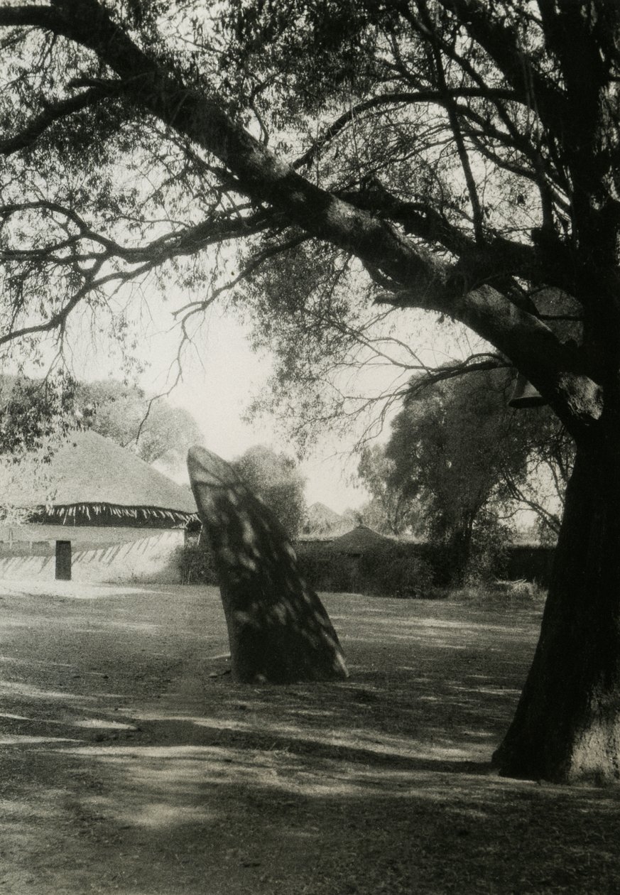 Stele in Axum, Äthiopien, Fotografie von Ugo Monneret de Villard, ca. 1937 von Ugo Monneret de Villard