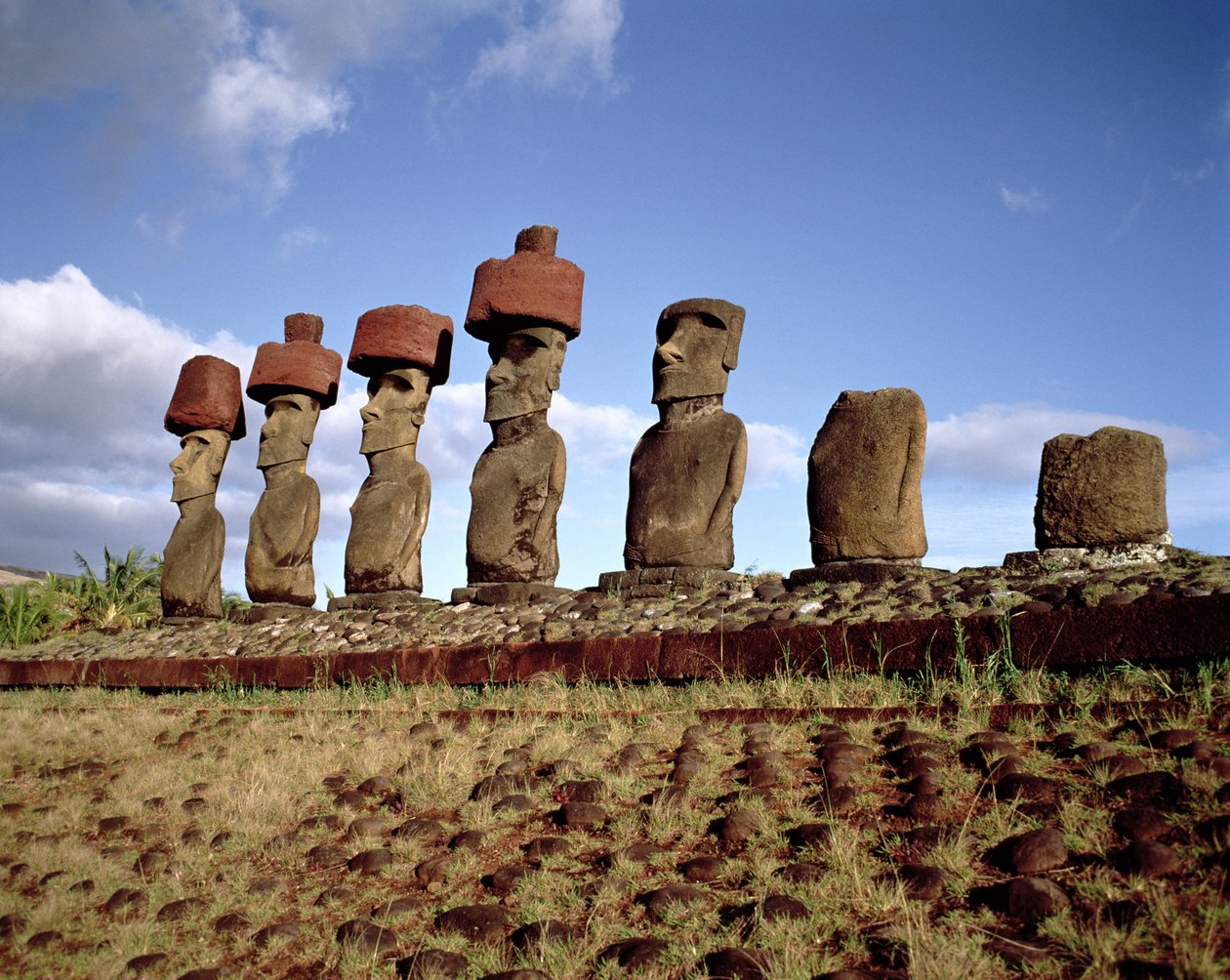 Monolithische Statuen auf Ahu Nau Nau am Anakena-Strand, ca. 1000-1600 von Unbekannt Unbekannt