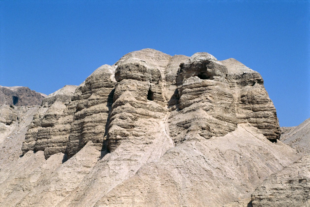 Blick auf die Qumran-Höhlen, wo die Schriftrollen vom Toten Meer 1947 entdeckt wurden von Unbekannt Unbekannt
