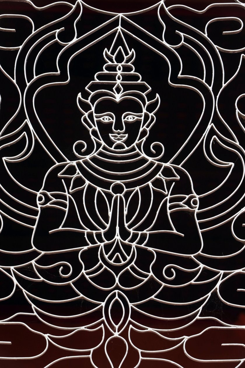 Wat Ong Teu buddhistischer Tempel. Eine Göttin schmückt ein Fenster von Unbekannt