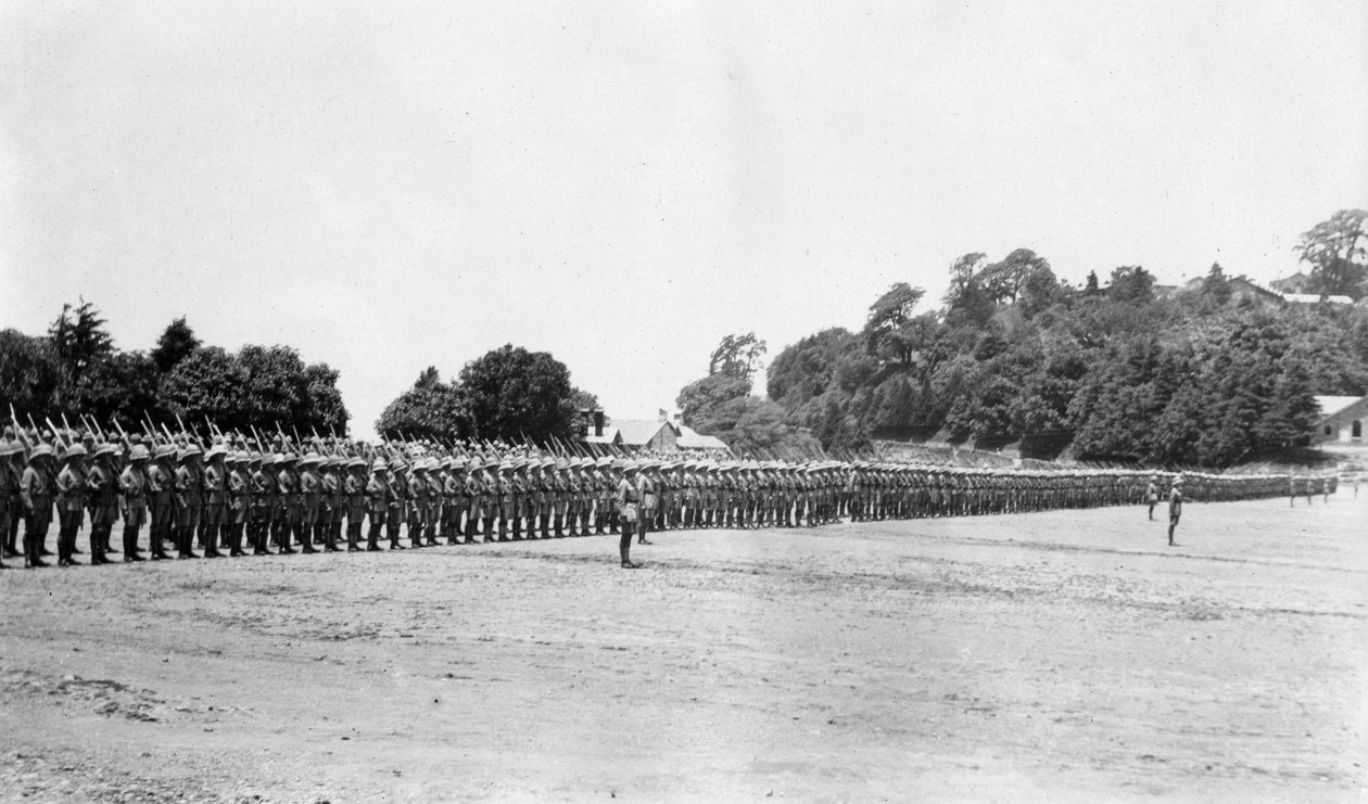 5. Bataillon East Surrey Regiment bei der Parade, Chakrata, 1917 von Unbekannt