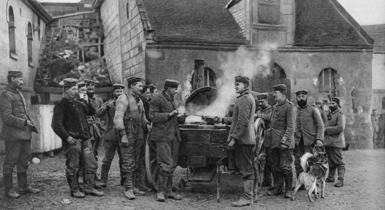 Eine Feldküche der deutschen Armee in einem französischen Dorf, Erster Weltkrieg, 1915 von Unbekannt