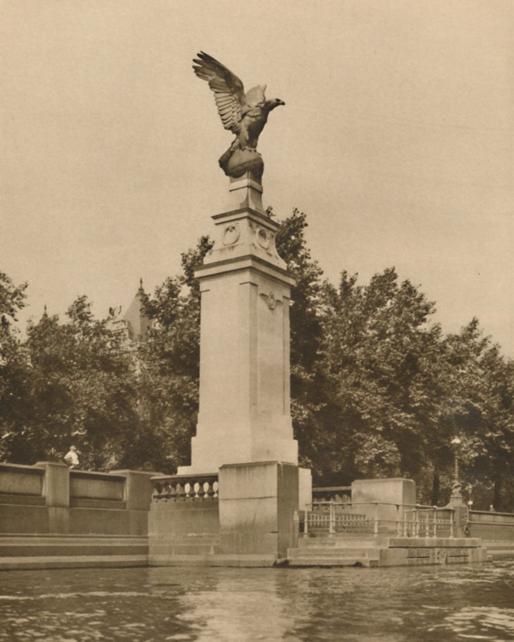 Ein römischer Adler symbolisiert passend die Flieger des Großen Krieges, ca. 1935 von Unbekannt