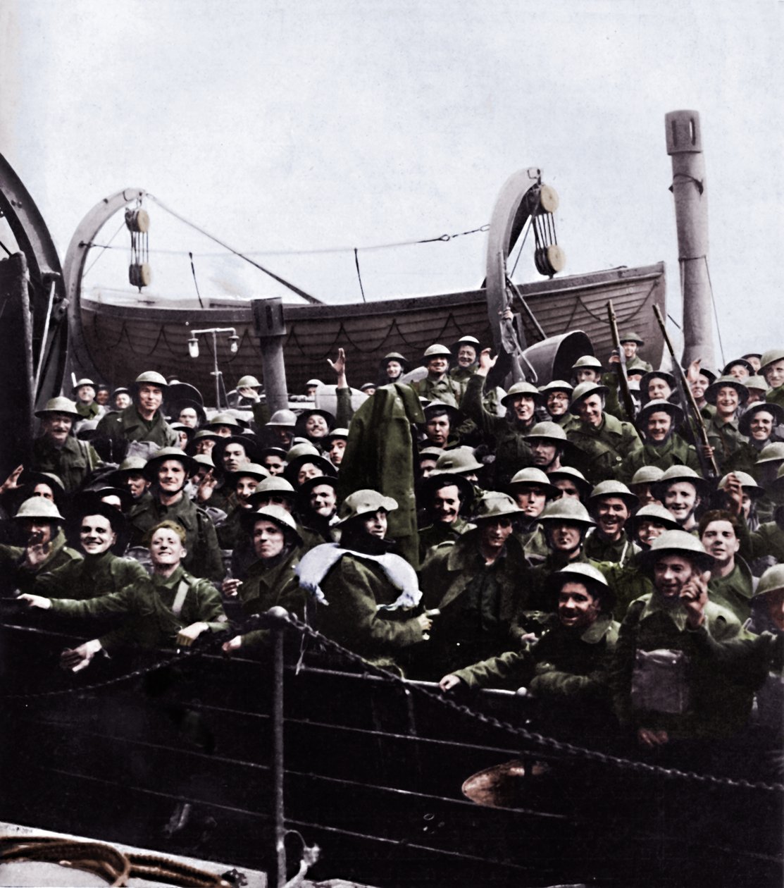 Ein Boot mit Soldaten, die aus Dünkirchen gerettet wurden, 1940, 1945 von Unbekannt