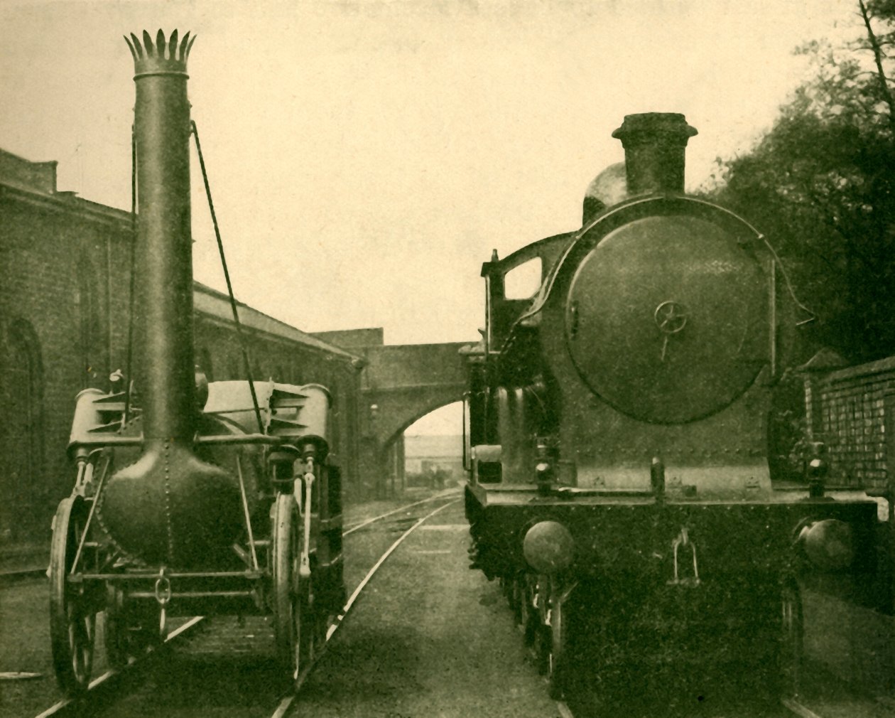 Ein Modell von Stephensons Rocket neben einer Lokomotive der George the Fifth Klasse, London von Unbekannt