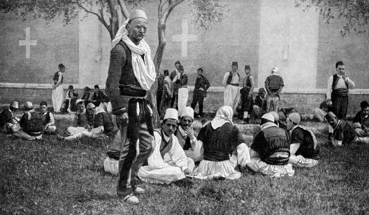 Ein Treffen von Mirdite-Bergbewohnern und ihren Stadtverwandten vor einer Kathedrale in Scutari, Türkei, 1922 von Unbekannt