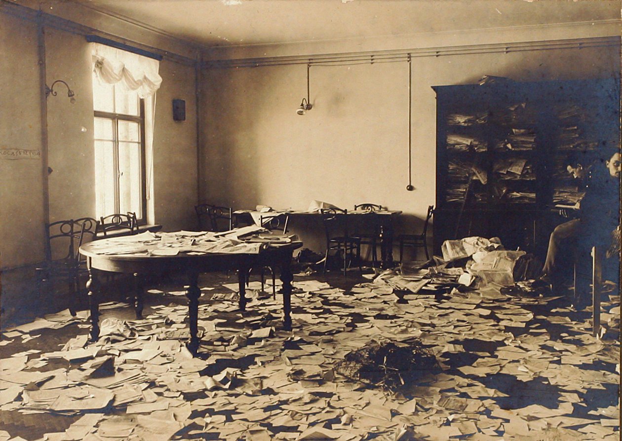Ein Raum nach einer Durchsuchung, Russland, frühes 20. Jahrhundert von Unbekannt