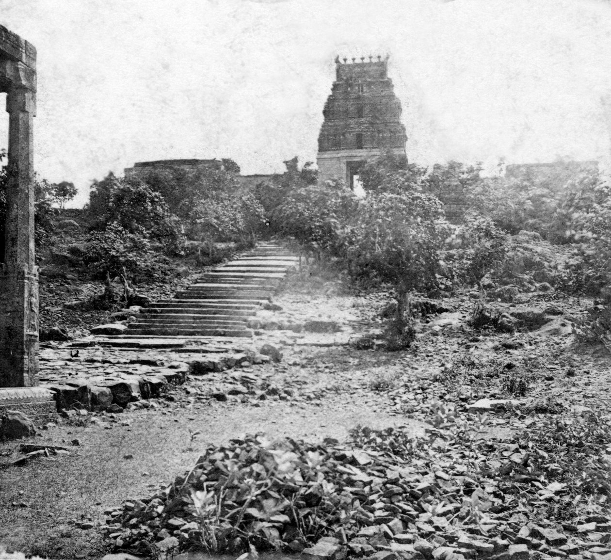 Ein zerstörter Tempel in der Nähe von Madras, Indien, 1874 von Unbekannt