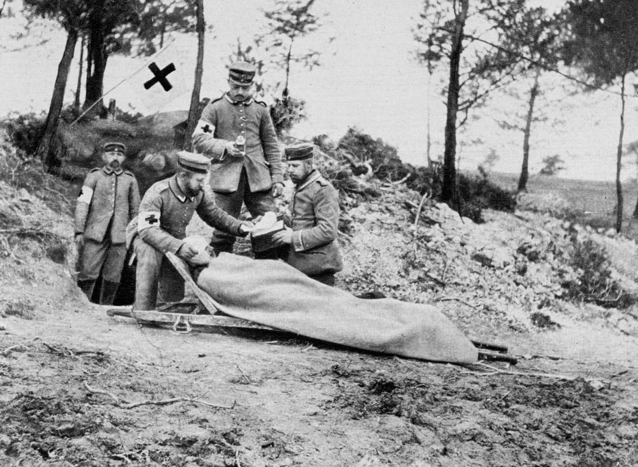 Ein verwundeter deutscher Soldat an einer Verbandsstation, Erster Weltkrieg, 1915 von Unbekannt