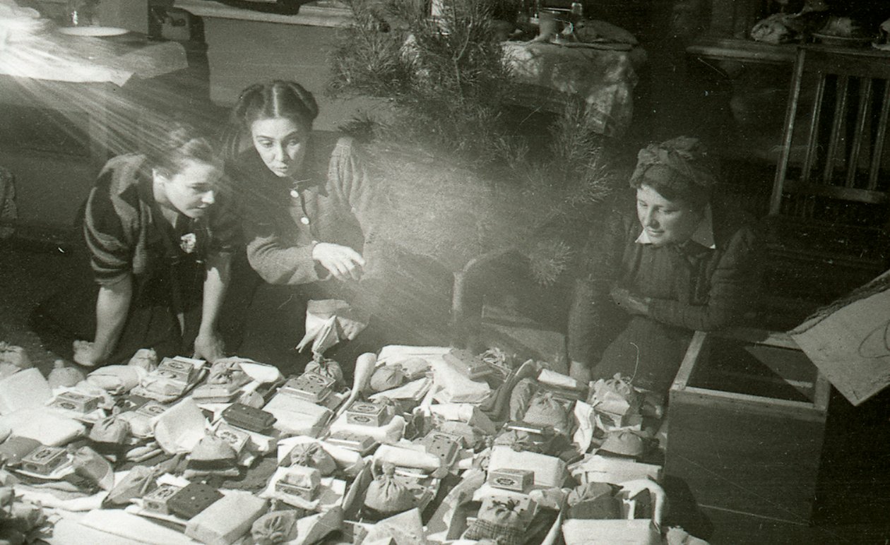 Schauspielerinnen des Moskauer Künstlertheaters bereiten Geschenke für die Rote Armee vor, UdSSR, 1943 von Unbekannt