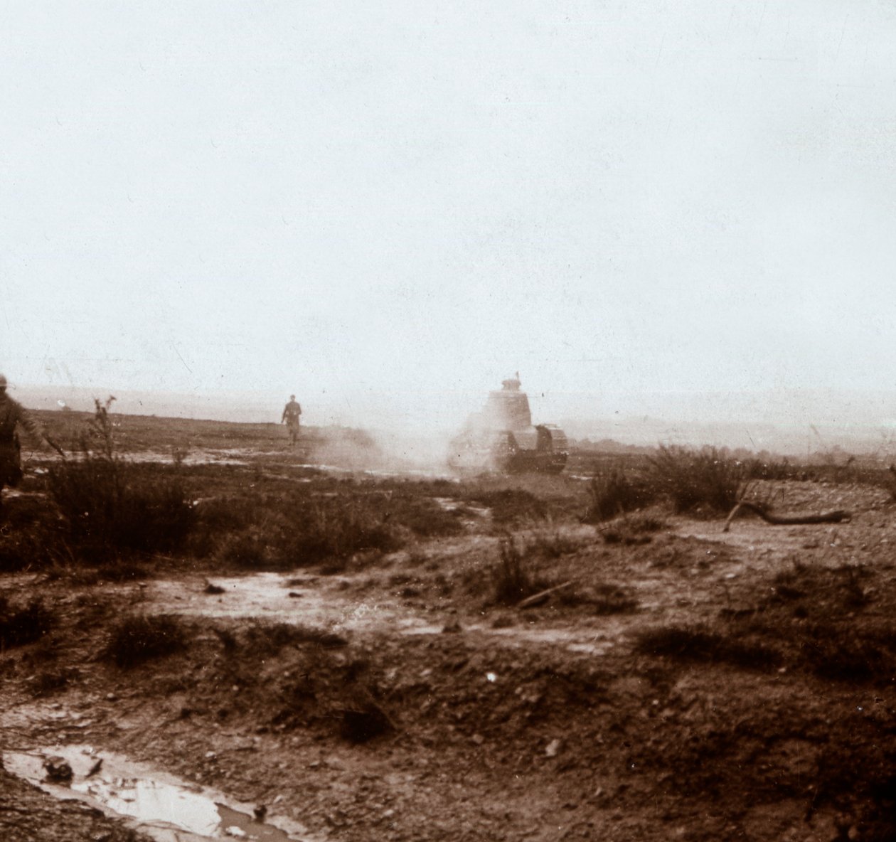 Vorrücken mit Panzern, ca. 1914-1918 von Unbekannt