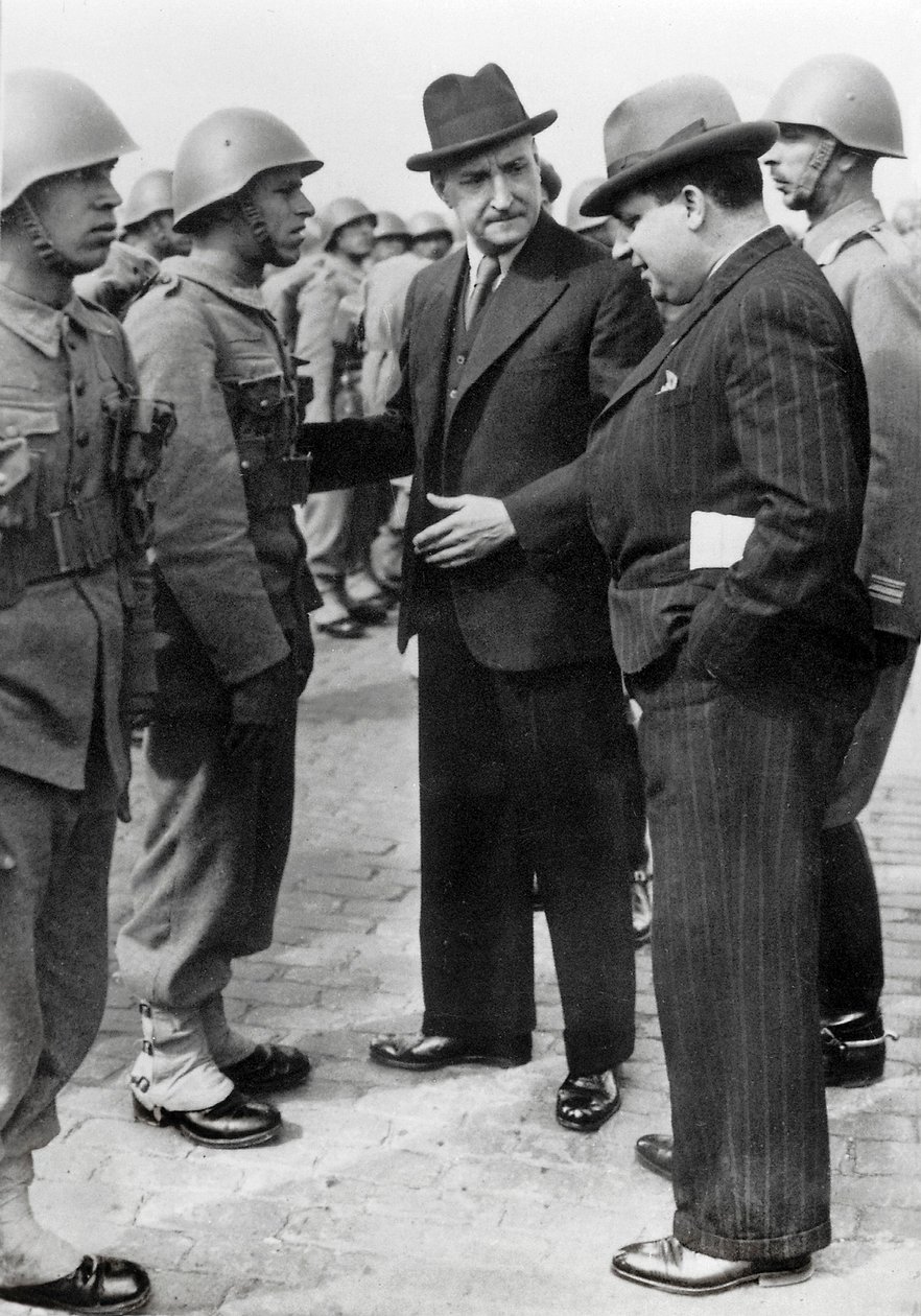 Antonio de Oliveira Salazar (1888-1970), Diktator von Portugal von 1932 bis 1968, inspiziert die Truppen während eines Besuchs auf den Azoren, 5. April 1941 von Unbekannt