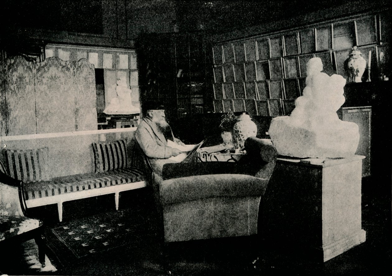 Auguste Rodin unter seinen Büchern in der Rue De Varenne 77, um 1900 von Unbekannt