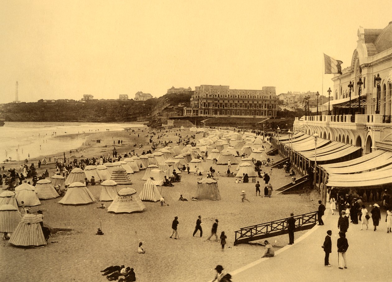 Biarritz - Der Strand und das städtische Kasino, um 1930 von Unbekannt