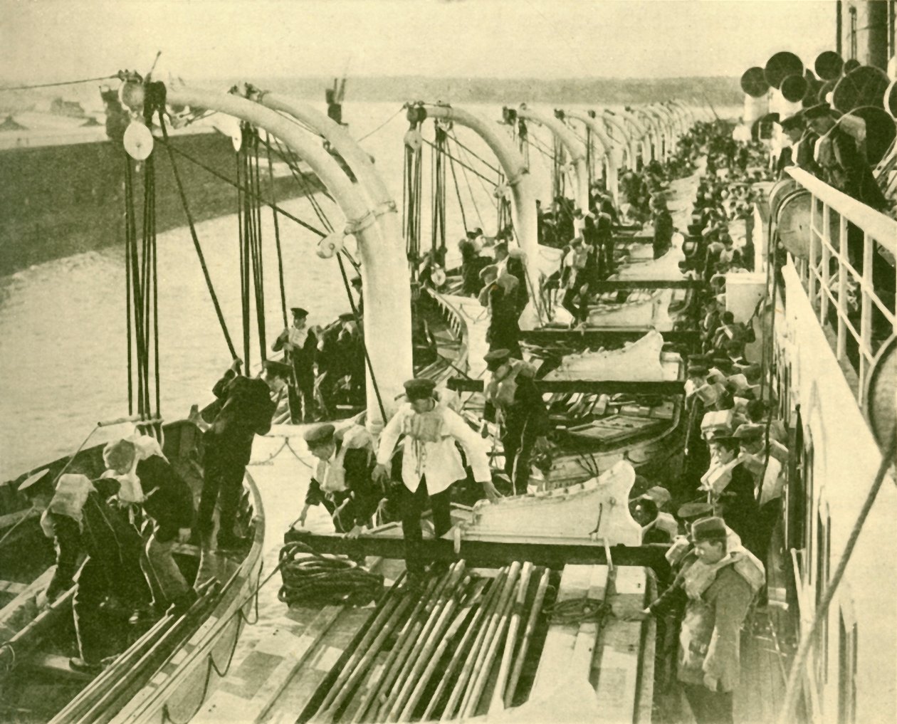 Bootsübung an Bord der Aquitania von Unbekannt