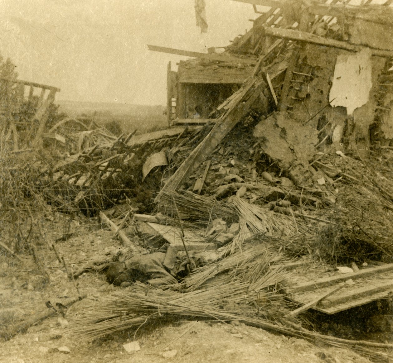 Bombardiertes Gebäude, Leiche eines toten Soldaten im Vordergrund, 1916 von Unbekannt
