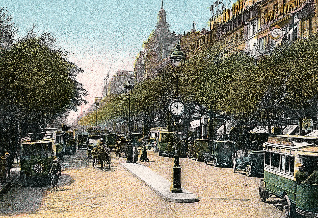 Boulevard des Italiens, Paris, mit Autos und Motorbussen auf der Straße, um 1900 von Unbekannt