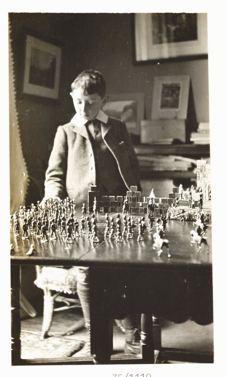 Junge spielt mit Zinnsoldaten, um 1912 von Unbekannt