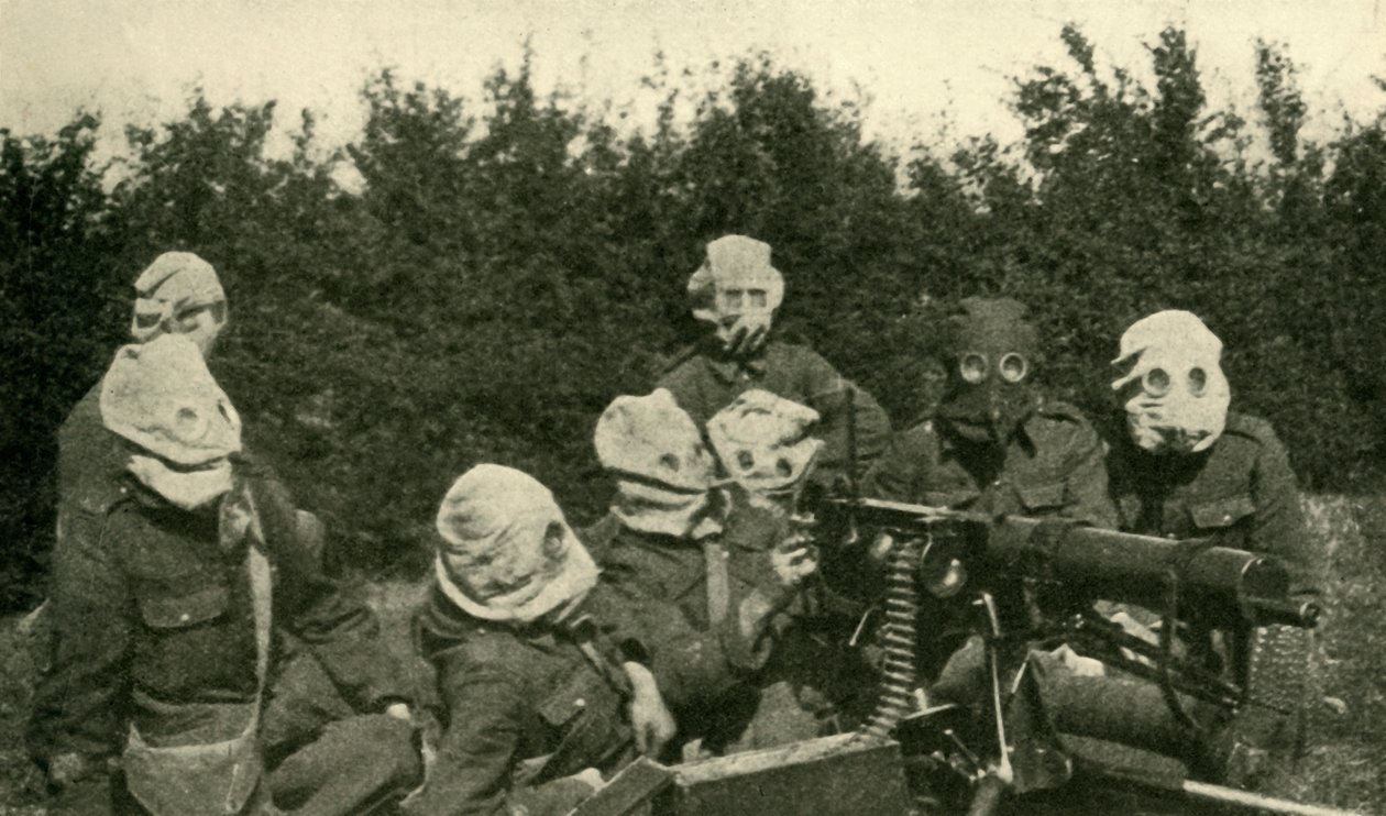 Britische Maschinengewehrabteilung mit Gasmasken, Erster Weltkrieg, 1914-1918, um 1920 von Unbekannt