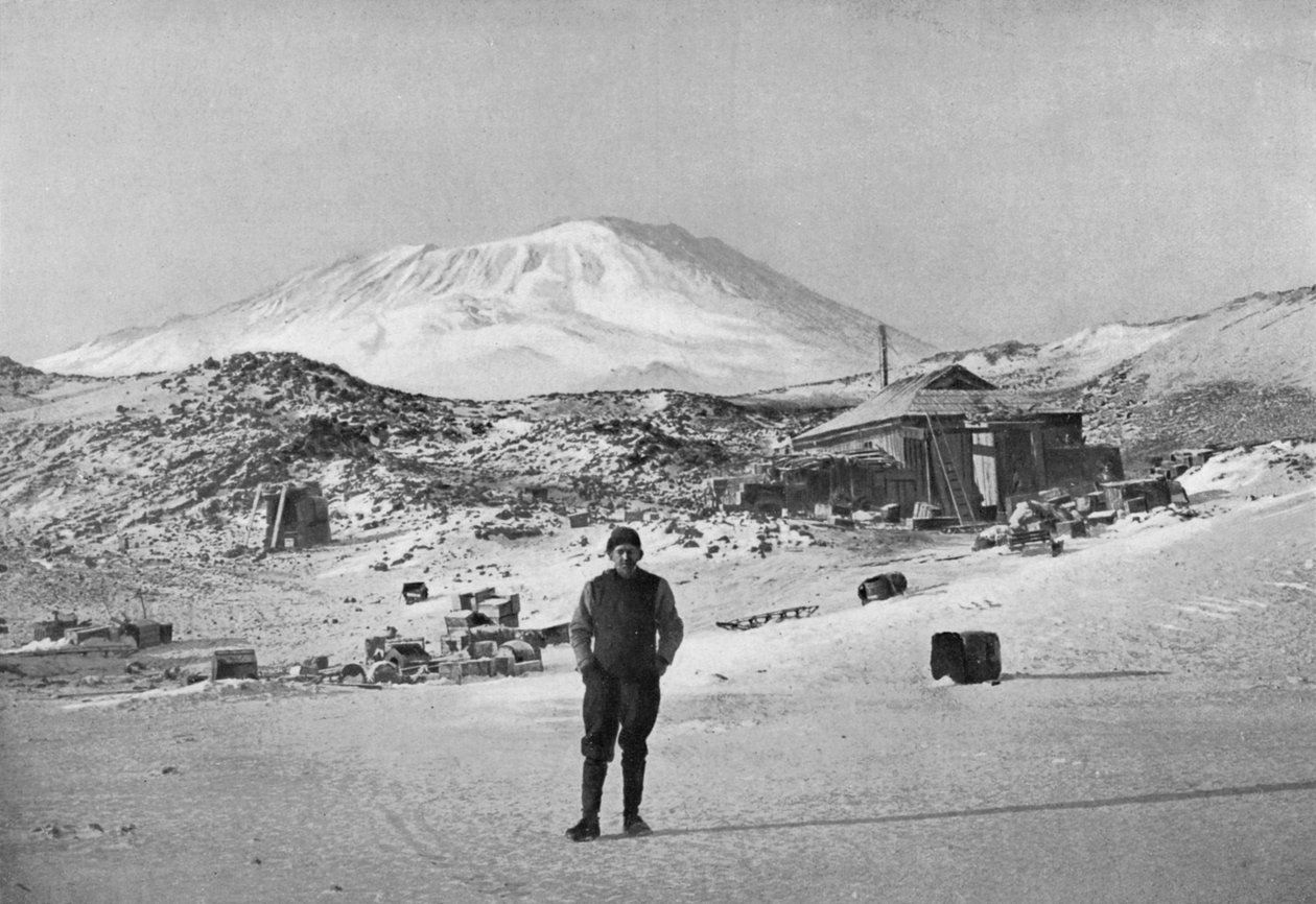 Britischer Entdecker Ernest Shackleton im Basislager Cape Royds, Antarktis, 1908 von Unbekannt