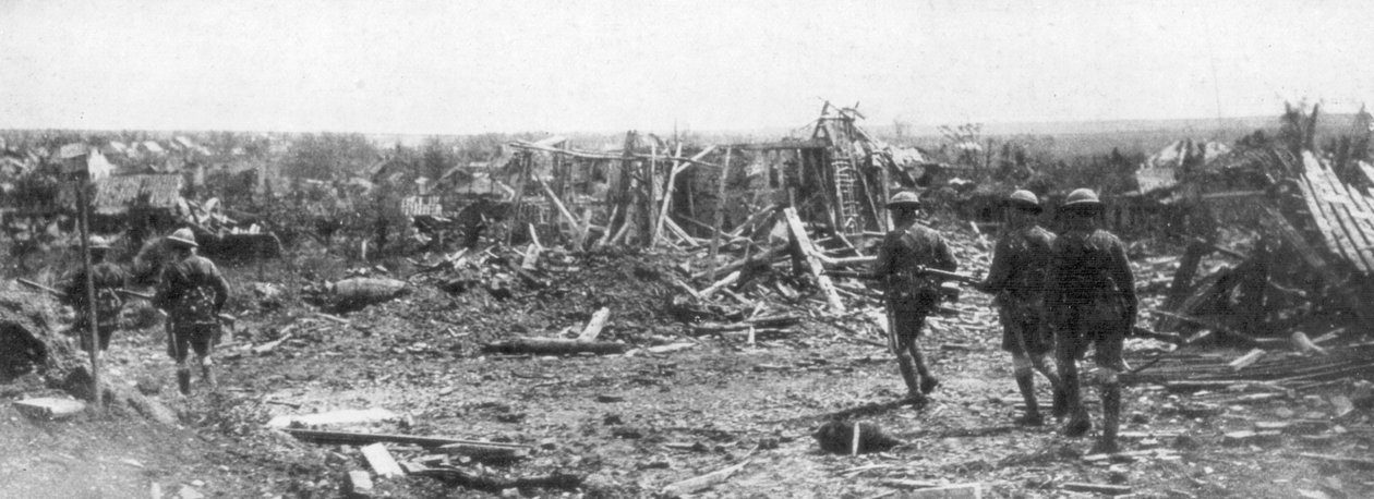 Britische Soldaten erkunden die Ruinen von Albert, Somme, Frankreich, 22. August 1918 von Unbekannt