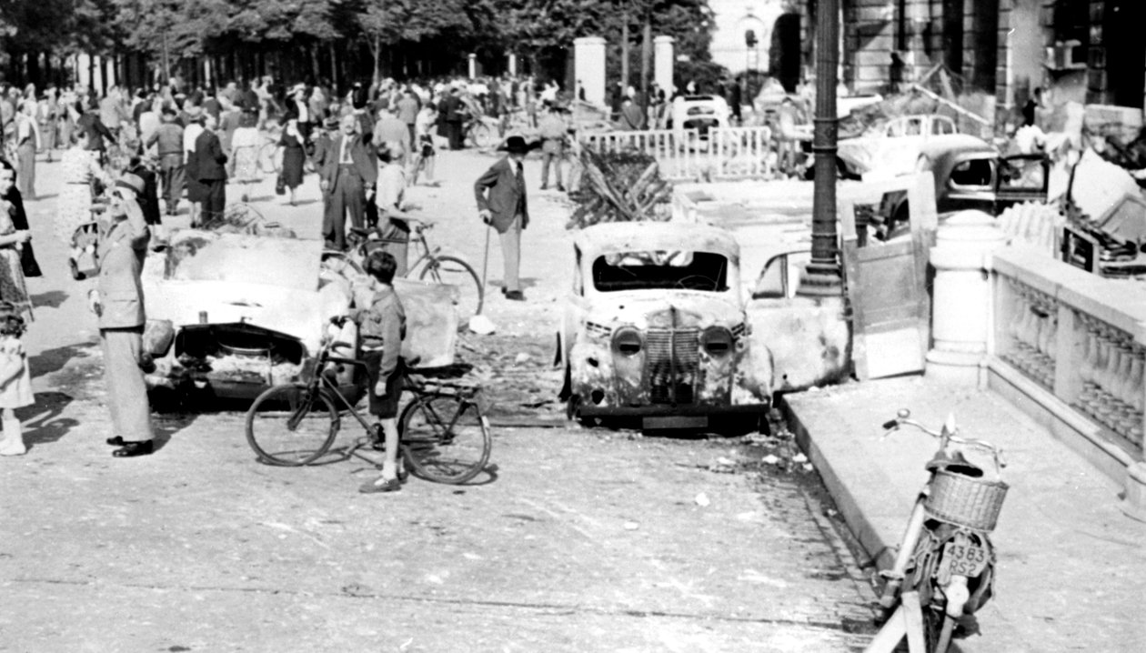 Ausgebrannte Autos, Place de la Concorde, Befreiung von Paris, August 1944 von Unbekannt