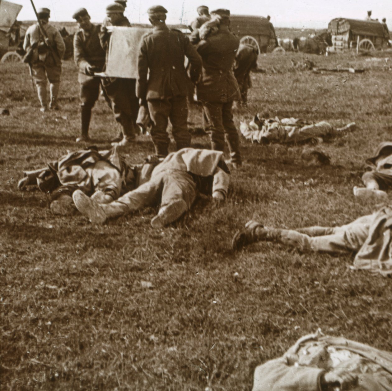 Begräbnis von Leichen, Sainte-Marie-à-Py, Nordfrankreich, ca. 1914-1918 von Unbekannt