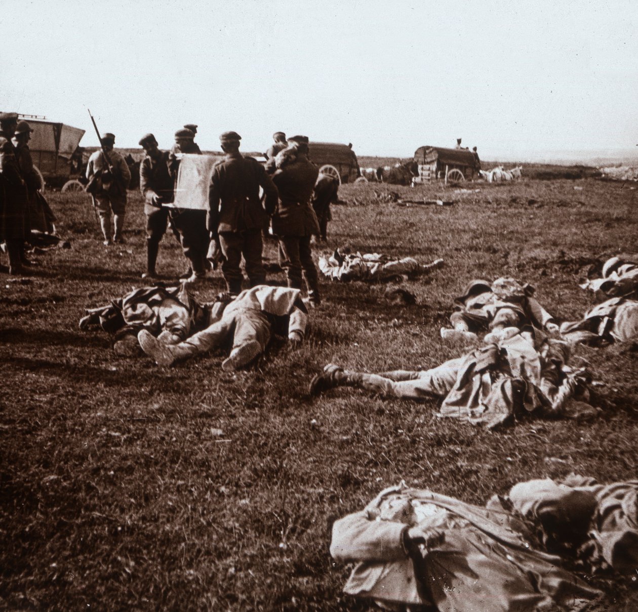Begräbnis von Leichen, Sainte-Marie-à-Py, Nordfrankreich, ca. 1914-1918 von Unbekannt