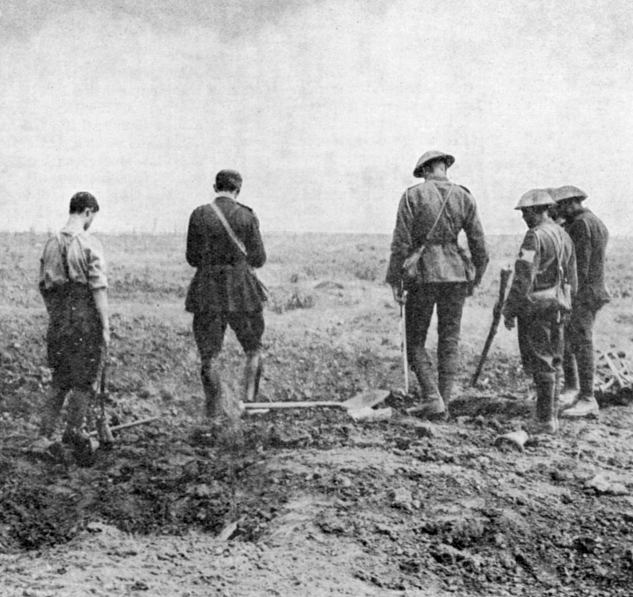 Kaplan führt Beerdigungszeremonie im Feld durch, während die Beerdigungsgruppe ihre Ehrerbietung erweist, um 1916 von Unbekannt