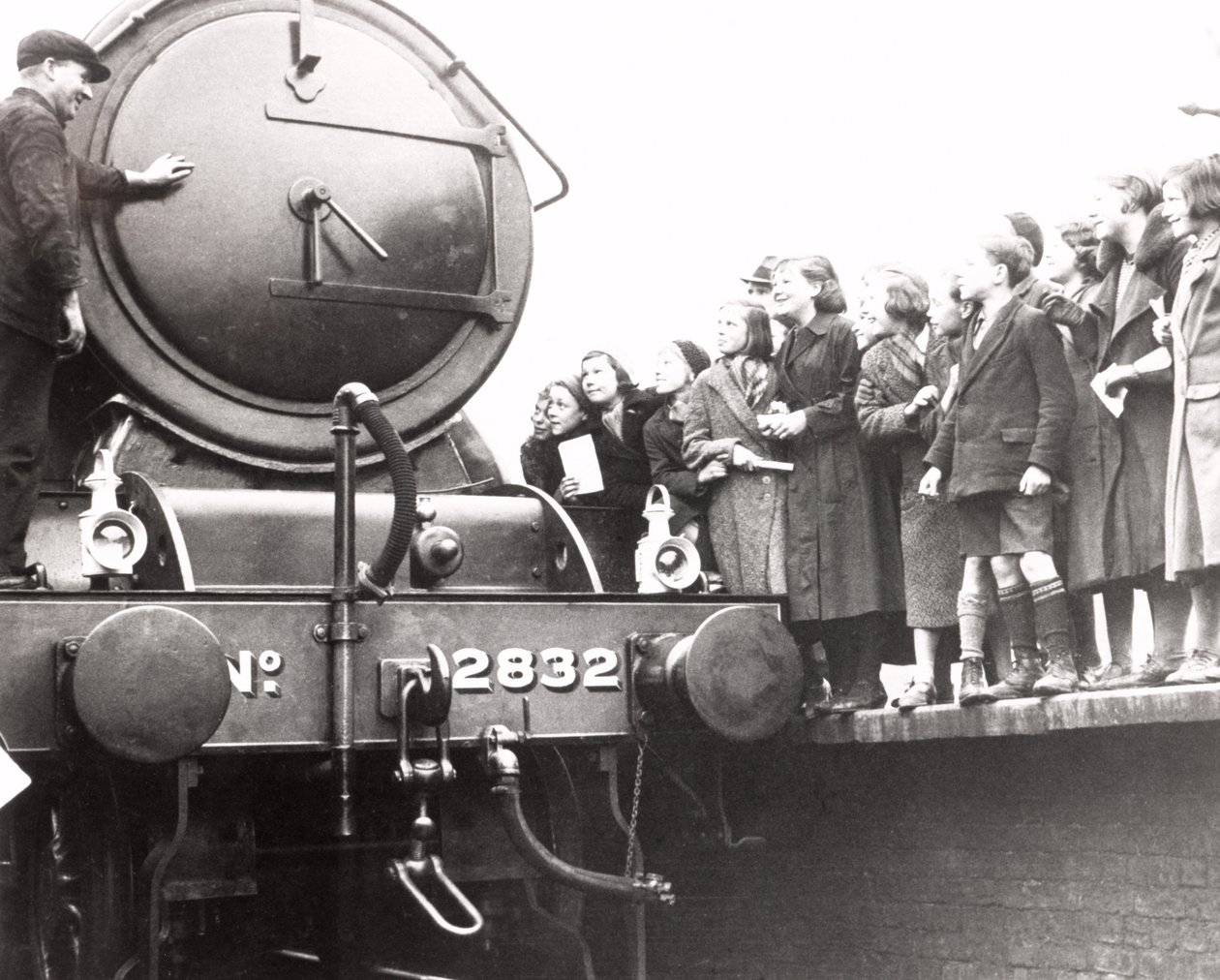 Kinder betrachten eine Dampflokomotive, 3. März 1936 von Unbekannt