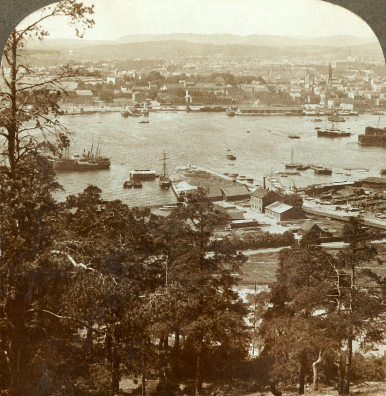Christiania und ihr geschäftiger Hafen, N.W. vom Ekeberg Königspalast rechts, Norwegen, um 1905 von Unbekannt