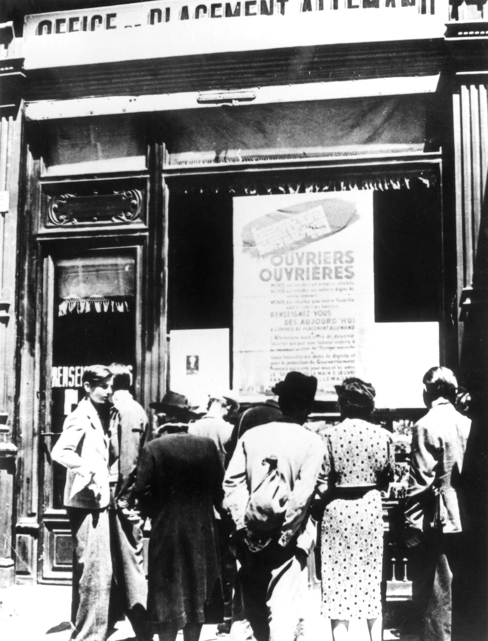 Bürger von Paris vor einem deutschen Arbeitsvermittlungsbüro, 1940-1944 von Unbekannt