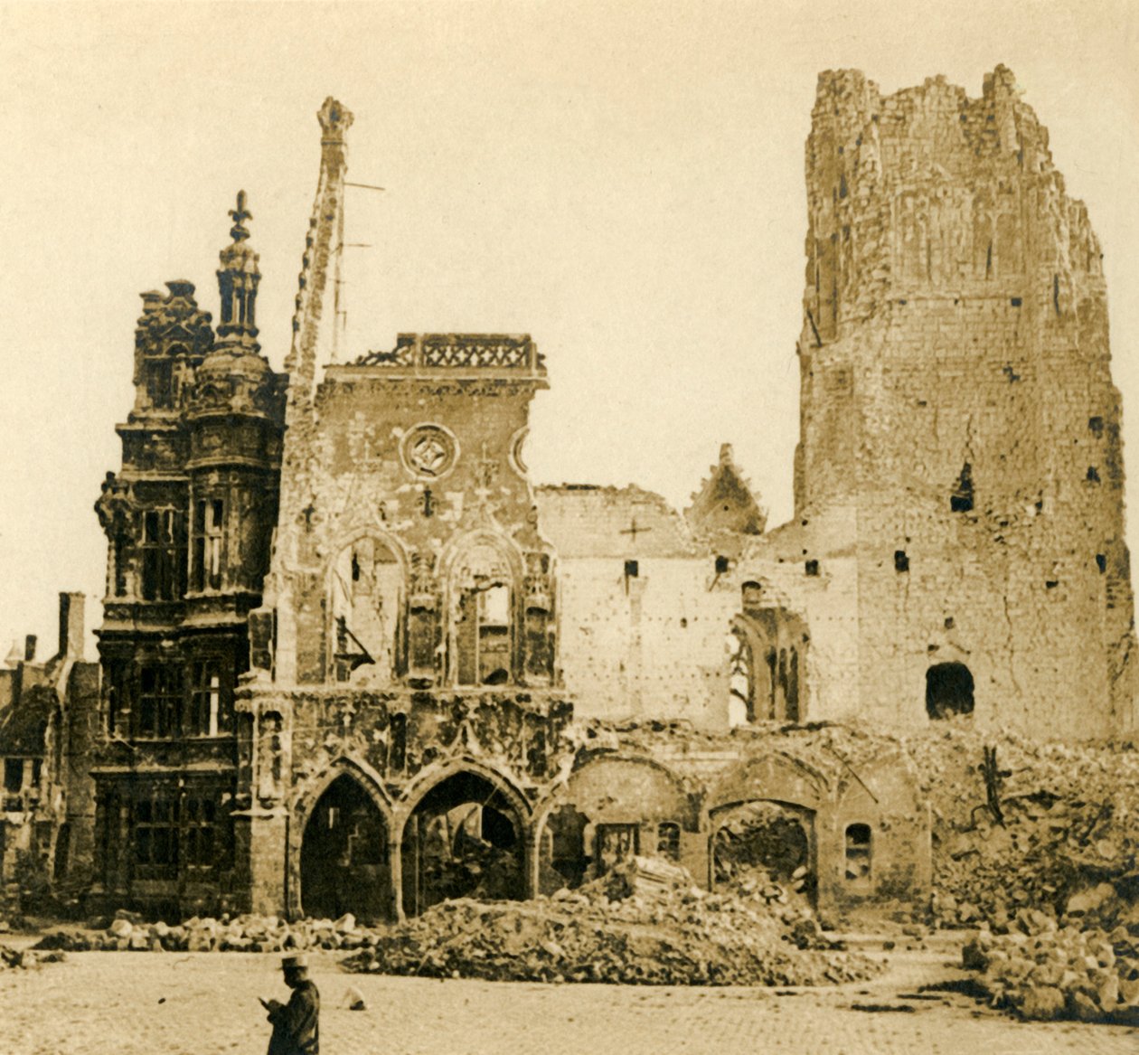 Uhrturm und Hôtel de Ville, Arras, Nordfrankreich, ca. 1914-1918 von Unbekannt