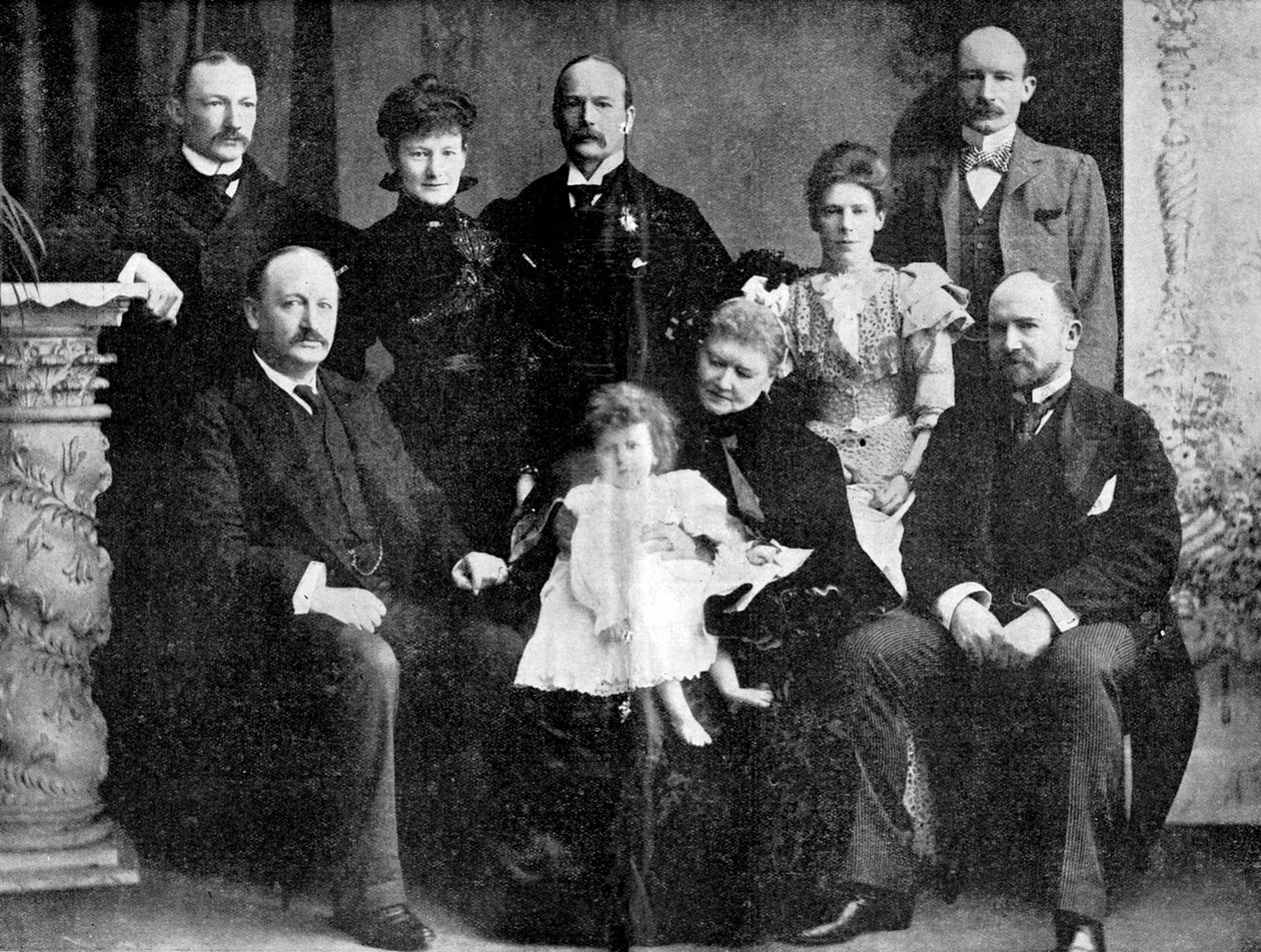 Oberst Robert Baden-Powell mit seiner Mutter, Schwester und vier Brüdern, 1900 von Unbekannt