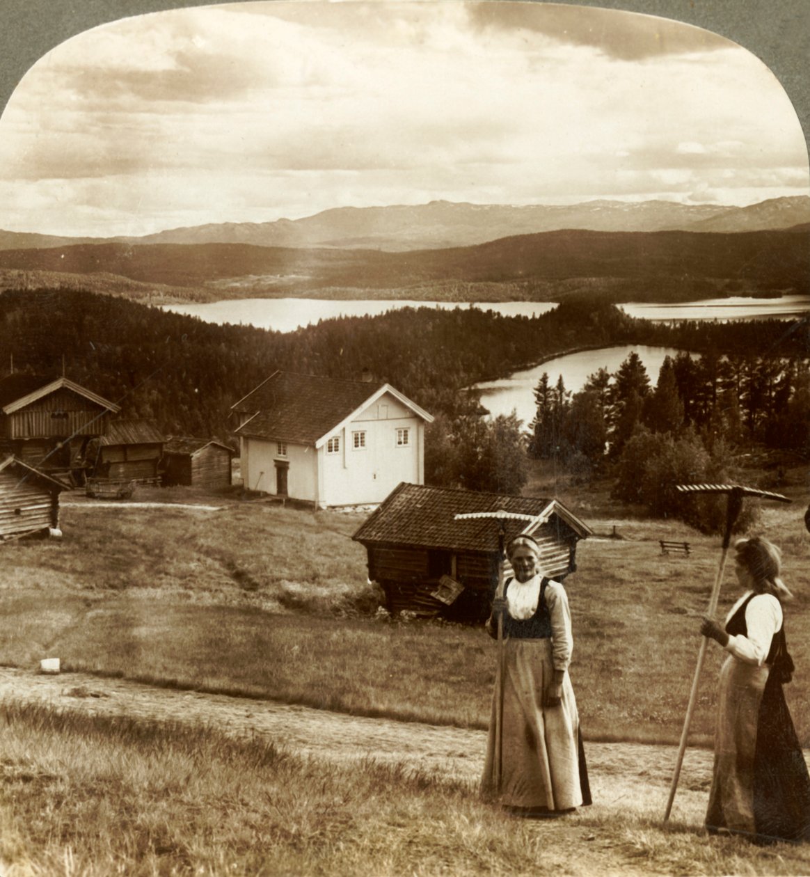 Landmädchen in der Heuernte - über Bolkesjo und Folsjo Seen zu den Himingen Bergen, Norwegen, ca. 1905 von Unbekannt