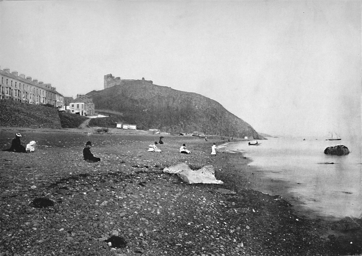Criccieth - Blick auf den Strand und die Burg, 1895 von Unbekannt