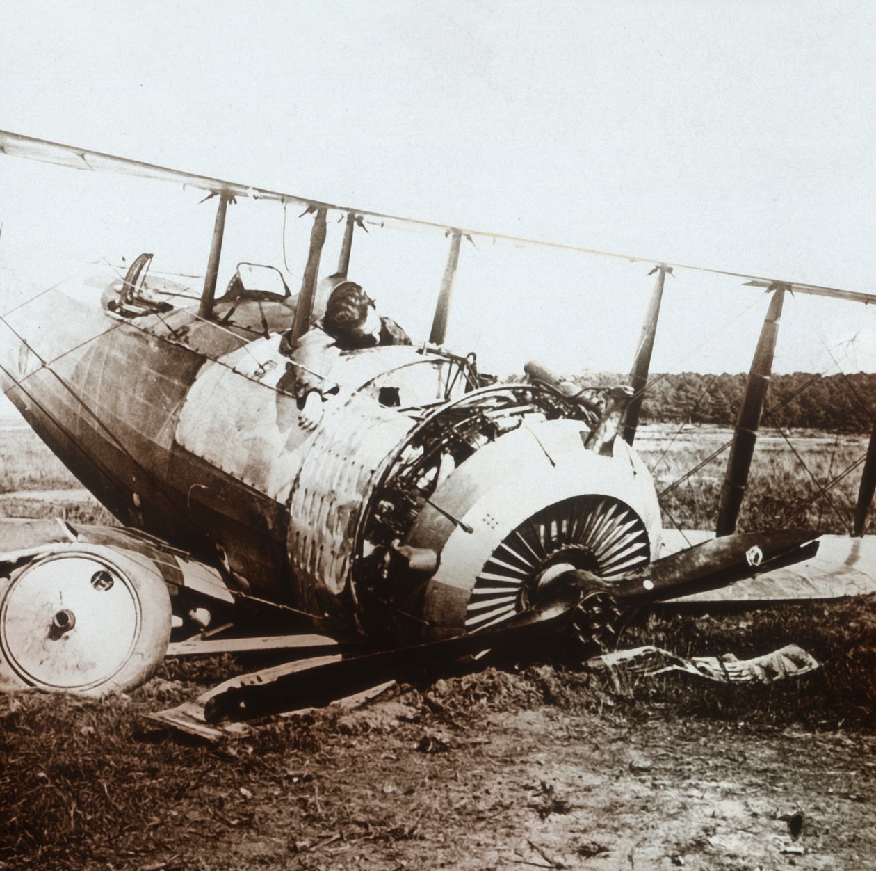 Toter Pilot in abgestürztem Salmson-Flugzeug, um 1914-1918 von Unbekannt
