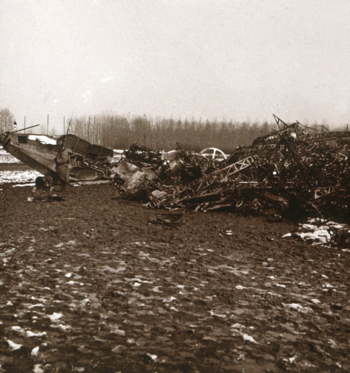 Zerstörter Zeppelin, ca. 1914-1918 von Unbekannt